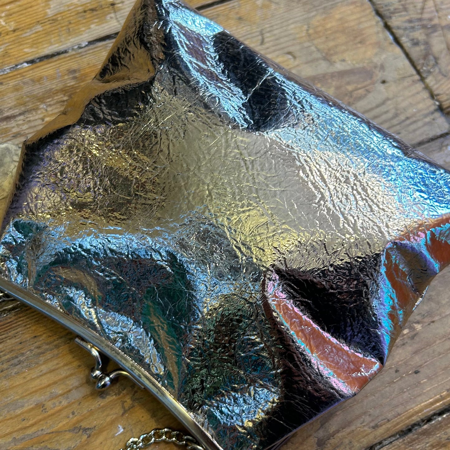 1960’s Metallic Pale Gold Kiss Clasp Bag