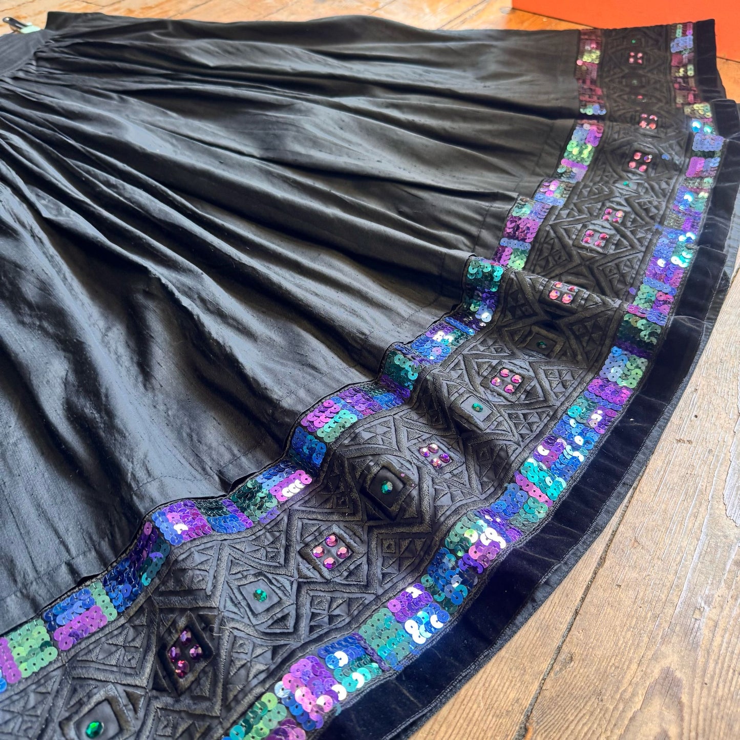 1980’s Embroidered Raw Silk Sequin Detail Skirt UK 14