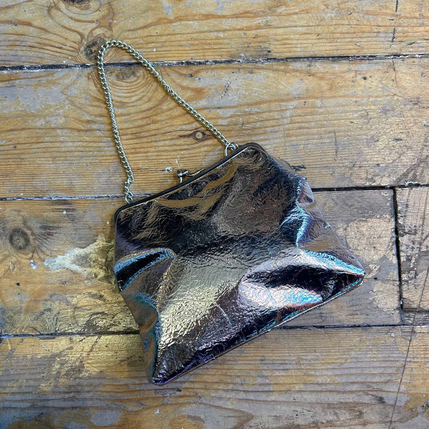 1960’s Metallic Pale Gold Kiss Clasp Bag