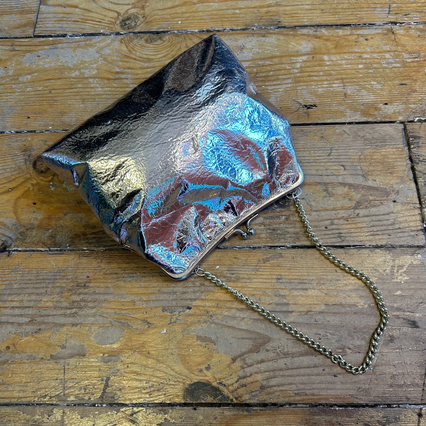 1960’s Metallic Pale Gold Kiss Clasp Bag